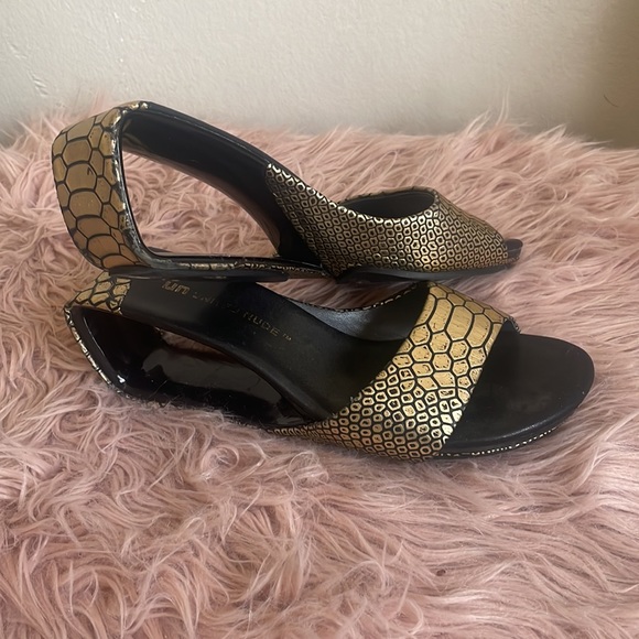 A beautiful pair of unique shoes - Picture 2 of 3